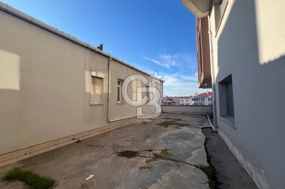 LAPSEKİ AYDOĞAN PLAZA’DA ANAYOLA CEPHE  MERKEZİ KONUM  TERASLI GENİŞ 3+1 SATILIK DAİRE
