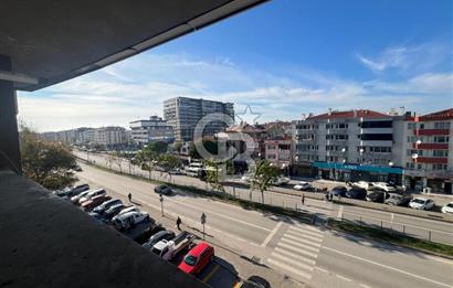 LAPSEKİ AYDOĞAN PLAZA’DA ANAYOLA CEPHE  MERKEZİ KONUM  TERASLI GENİŞ 3+1 SATILIK DAİRE