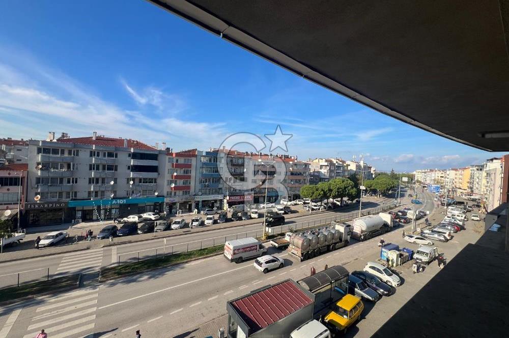 LAPSEKİ AYDOĞAN PLAZA’DA ANAYOLA CEPHE  MERKEZİ KONUM  TERASLI GENİŞ 3+1 SATILIK DAİRE