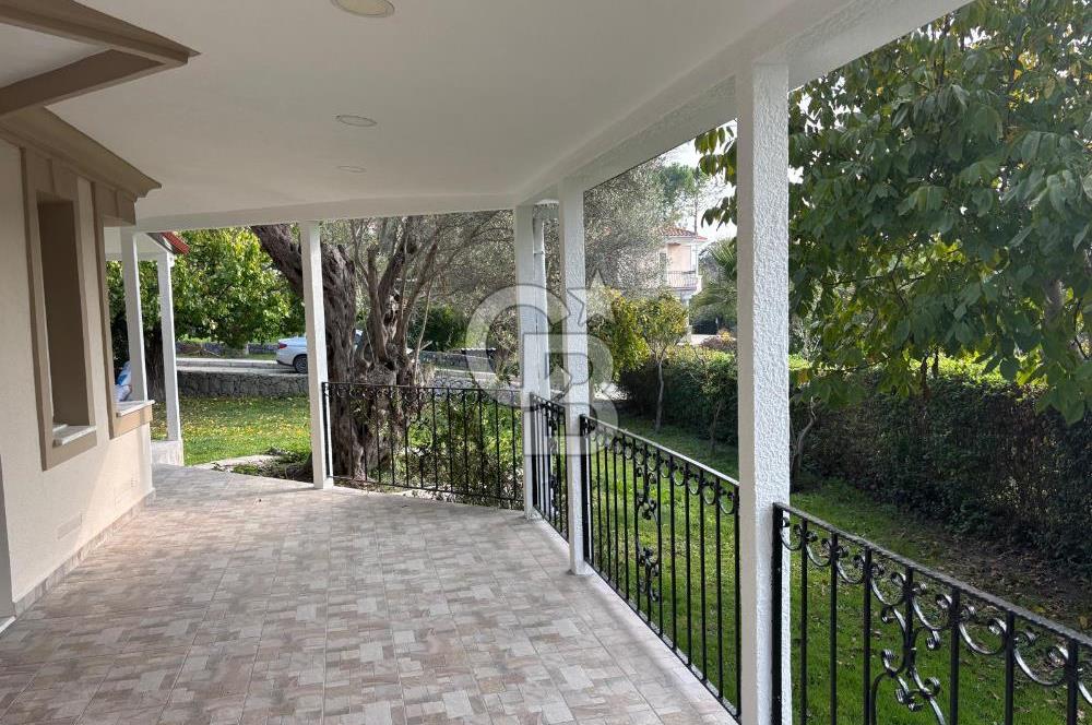 Urla Kuşçular'da Yeşiloba Sitesinde Kiralık 3+1  içi yenilenmiş beyaz eşya dahil, şömineli  müstakil villa 
