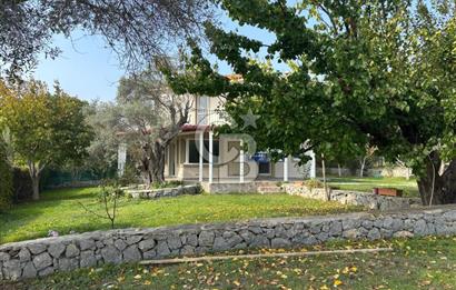 Urla Kuşçular'da Yeşiloba Sitesinde Kiralık 3+1  içi yenilenmiş beyaz eşya dahil, şömineli  müstakil villa 
