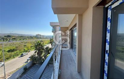 İZMİR SEFERİHİSAR CAMİKEBİR MAHALLESİ – ANA CADDE ÜZERİNDE YENİ SIFIR 2+1 DAİRE