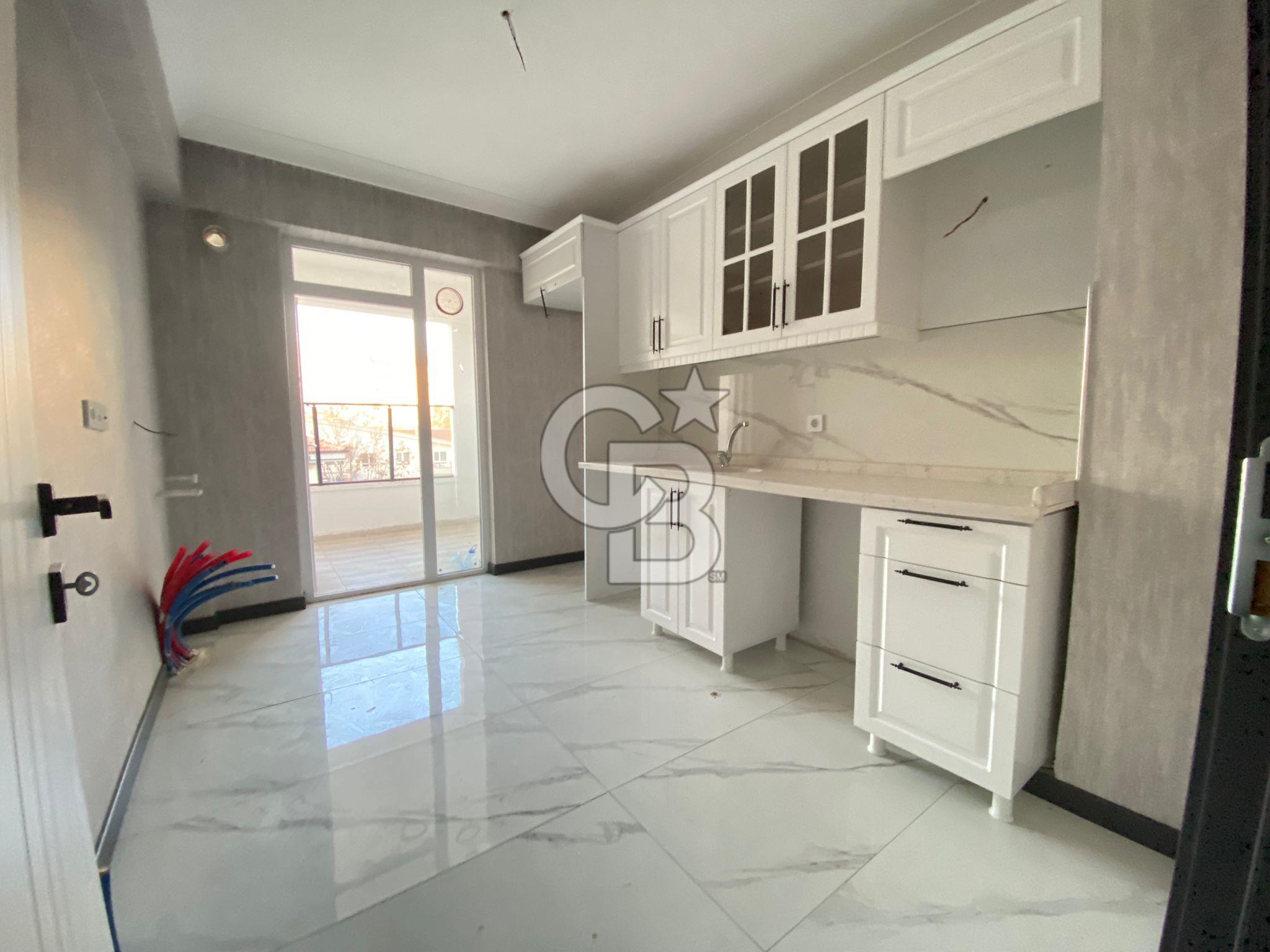 CADDE YAKINI ASANSÖRLÜ İSKANLI YENİ BİNADA KATTA SIFIR 3+1