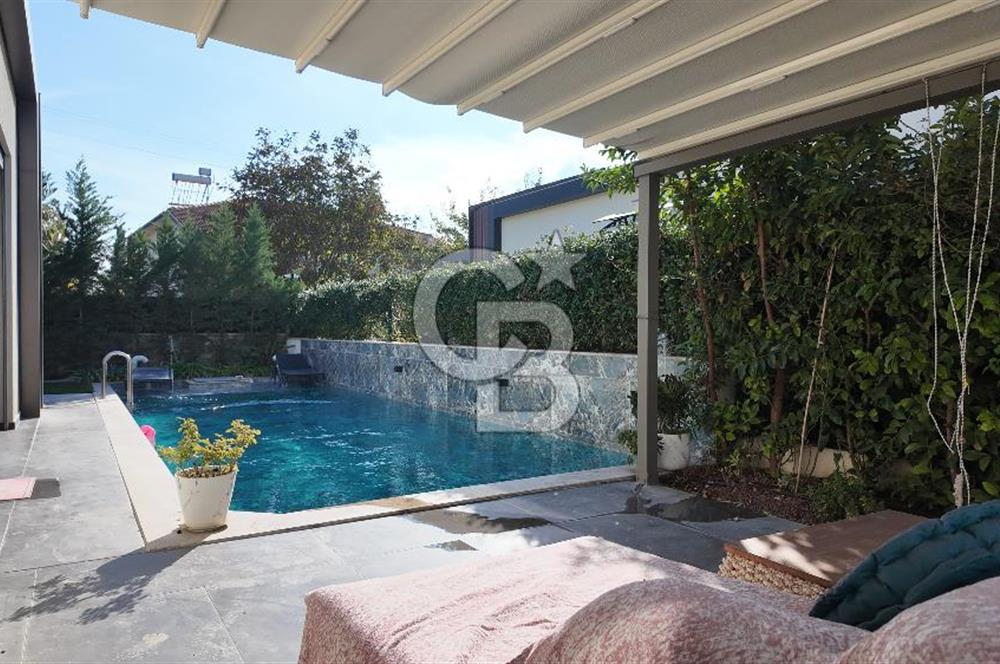 URLA KUŞÇULAR’DA MÜSTAKİL HAVUZLU, AKILLI EV SİSTEMLİ, ŞÖMİNELİ LÜKS VİLLA