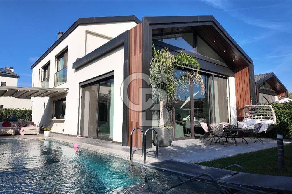 URLA KUŞÇULAR’DA MÜSTAKİL HAVUZLU, AKILLI EV SİSTEMLİ, ŞÖMİNELİ LÜKS VİLLA