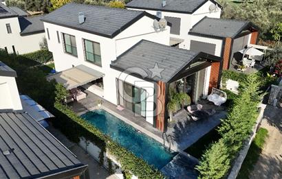 URLA KUŞÇULAR’DA MÜSTAKİL HAVUZLU, AKILLI EV SİSTEMLİ, ŞÖMİNELİ LÜKS VİLLA