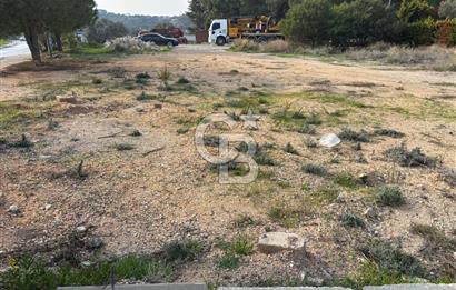 Çeşme İnönü Mahallesinde  Köşe Konumda Üç Yola Cepheli İfraz Edilebilir Satılık İmarlı Arsa