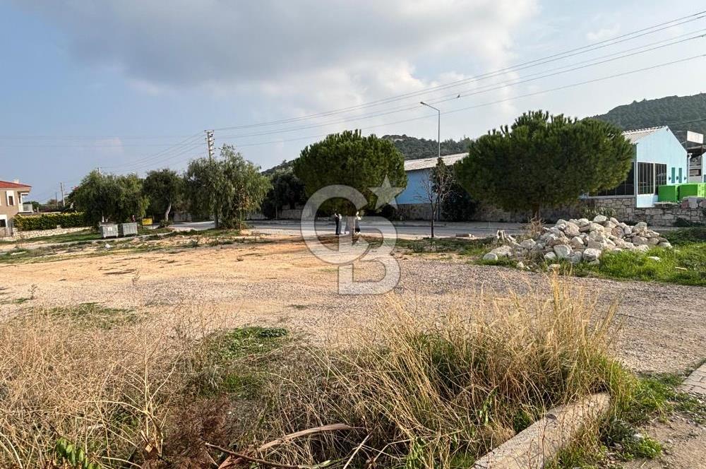 Çeşme İnönü Mahallesinde  Köşe Konumda Üç Yola Cepheli İfraz Edilebilir Satılık İmarlı Arsa