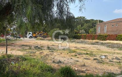 Çeşme İnönü Mahallesinde  Köşe Konumda Üç Yola Cepheli İfraz Edilebilir Satılık İmarlı Arsa