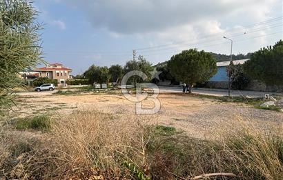 Çeşme İnönü Mahallesinde  Köşe Konumda Üç Yola Cepheli İfraz Edilebilir Satılık İmarlı Arsa