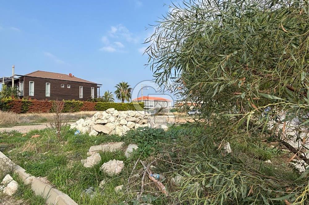 Çeşme İnönü Mahallesinde  Köşe Konumda Üç Yola Cepheli İfraz Edilebilir Satılık İmarlı Arsa