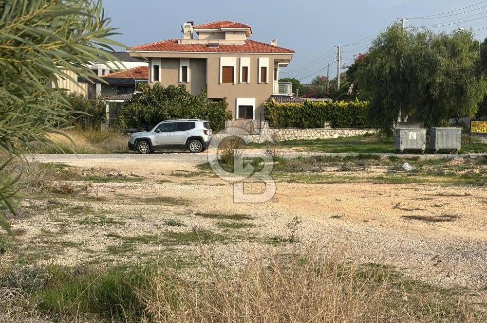 Çeşme İnönü Mahallesinde  Köşe Konumda Üç Yola Cepheli İfraz Edilebilir Satılık İmarlı Arsa