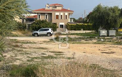 Çeşme İnönü Mahallesinde  Köşe Konumda Üç Yola Cepheli İfraz Edilebilir Satılık İmarlı Arsa