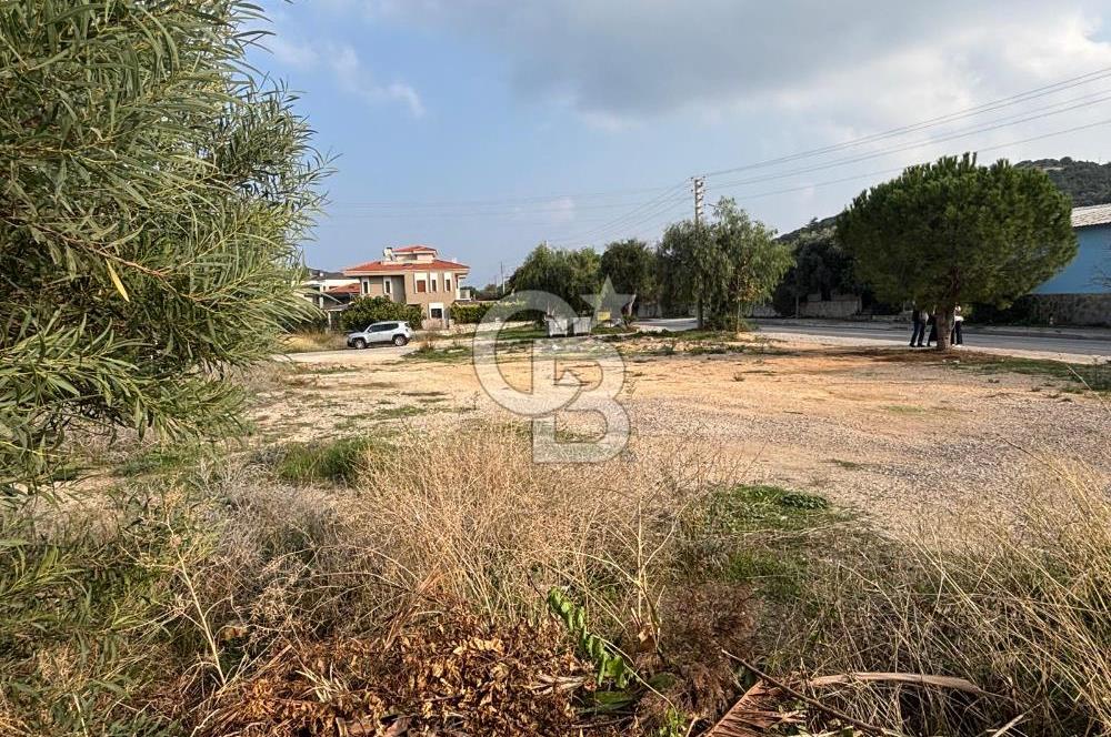 Çeşme İnönü Mahallesinde  Köşe Konumda Üç Yola Cepheli İfraz Edilebilir Satılık İmarlı Arsa