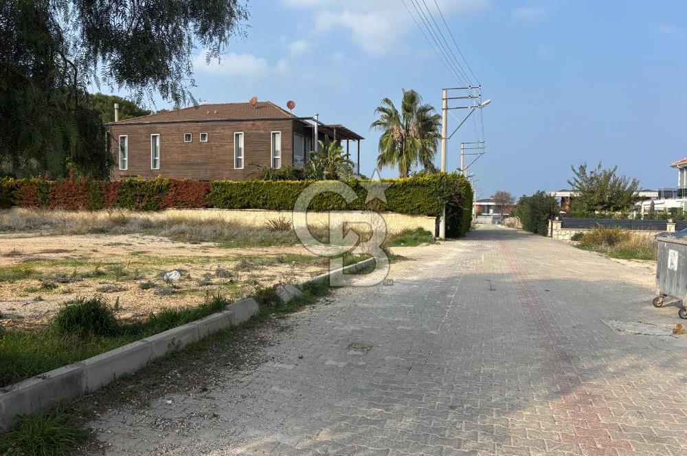 Çeşme İnönü Mahallesinde  Köşe Konumda Üç Yola Cepheli İfraz Edilebilir Satılık İmarlı Arsa