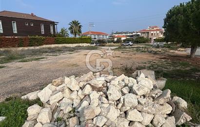 Çeşme İnönü Mahallesinde  Köşe Konumda Üç Yola Cepheli İfraz Edilebilir Satılık İmarlı Arsa