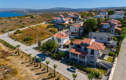 Çeşme' de Denize Sıfır Konumda Site İçinde Villa