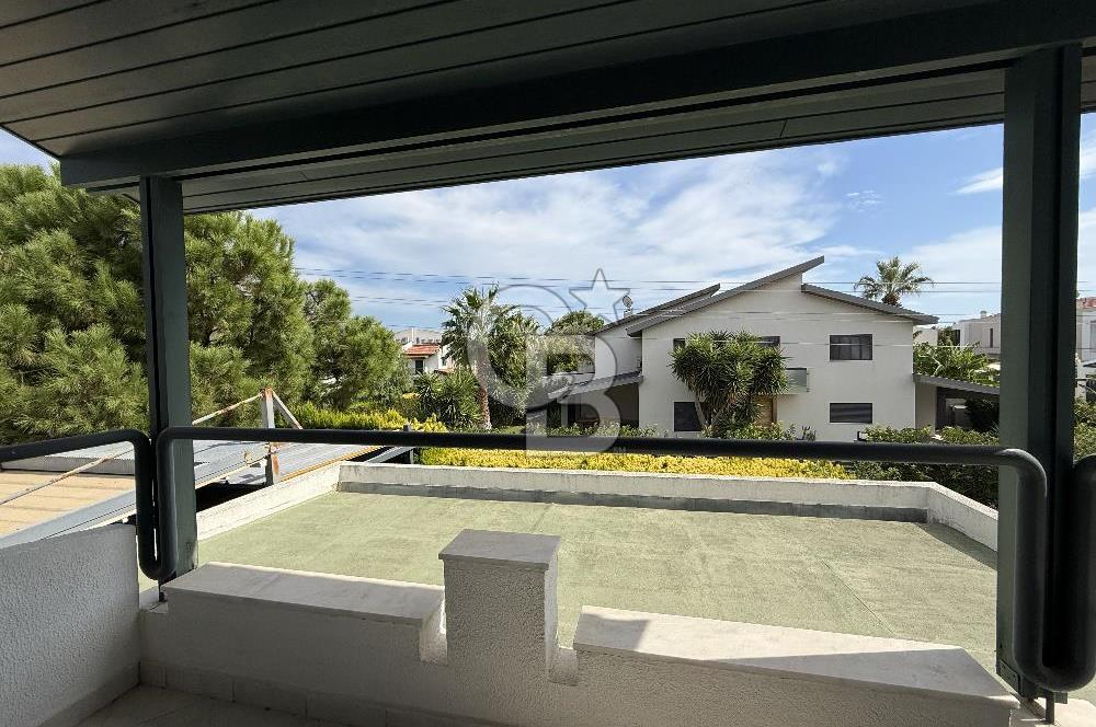 DENİZE 100 M ÇEŞME ILICA KÖŞE VİLLA/MÜSTAKİL HAVUZ & SİTE İÇİ