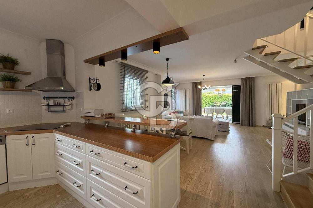 DENİZE 100 M ÇEŞME ILICA KÖŞE VİLLA/MÜSTAKİL HAVUZ & SİTE İÇİ