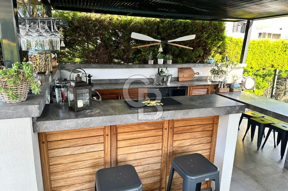 DENİZE 100 M ÇEŞME ILICA KÖŞE VİLLA/MÜSTAKİL HAVUZ & SİTE İÇİ