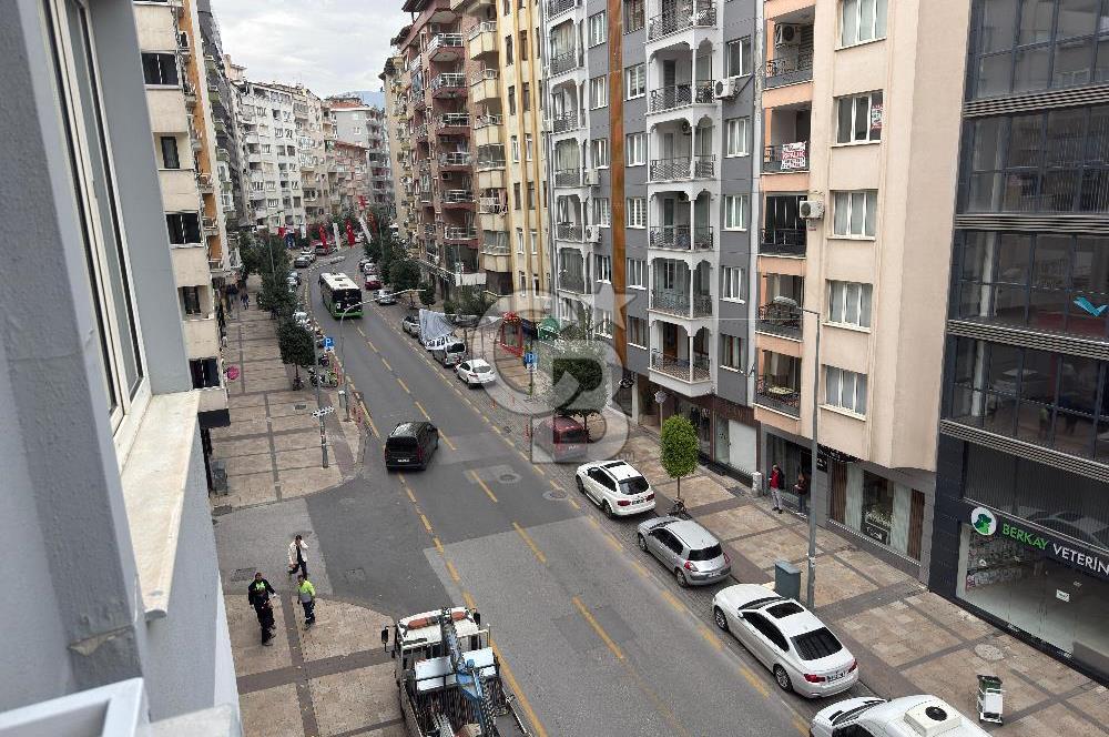 Lise Caddesinde 3+1 185m2 İçi Komple Yenilenmiş Ara Kat Daire