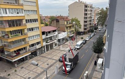 Lise Caddesinde 3+1 185m2 İçi Komple Yenilenmiş Ara Kat Daire