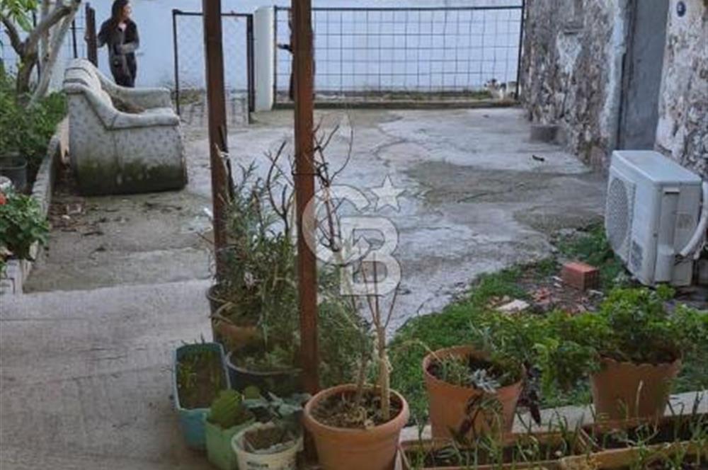 Alaniçi Köyü’nde Avlulu Kargir Ev ve Dam – Yatırımlık Fırsat!