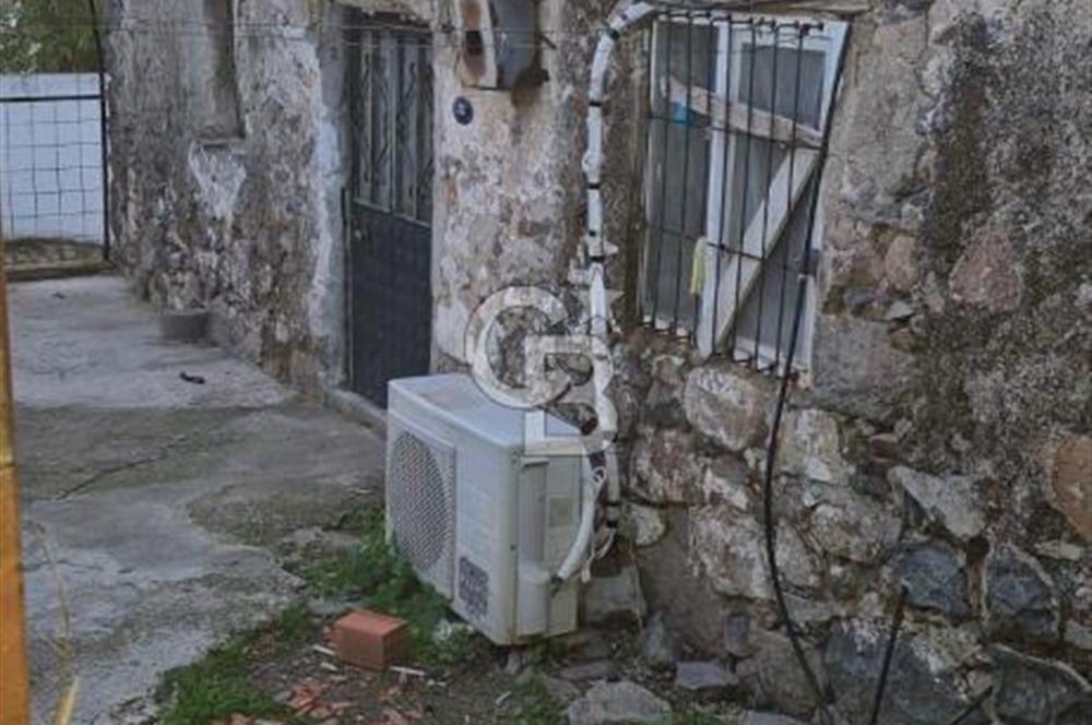 Alaniçi Köyü’nde Avlulu Kargir Ev ve Dam – Yatırımlık Fırsat!