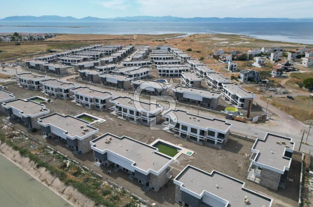Ayvalık Altınovada Havuzlu Site İçersinde 2+1 Satılık Villa