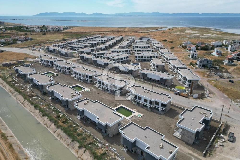 Ayvalık Altınovada Havuzlu Site İçersinde 2+1 Satılık Villa