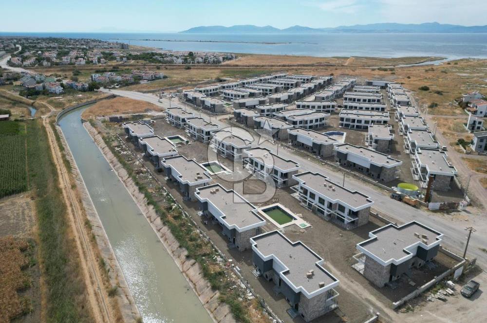 Ayvalık Altınovada Havuzlu Site İçersinde 2+1 Satılık Villa