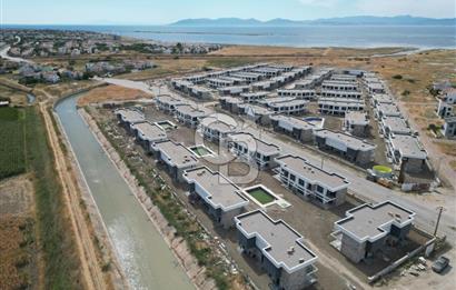 Ayvalık Altınovada Havuzlu Site İçersinde 2+1 Satılık Villa