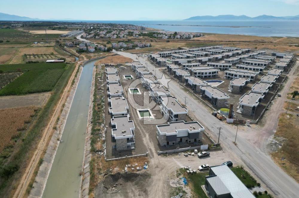 Ayvalık Altınovada Havuzlu Site İçersinde 2+1 Satılık Villa
