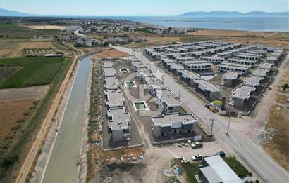 Ayvalık Altınovada Havuzlu Site İçersinde 2+1 Satılık Villa