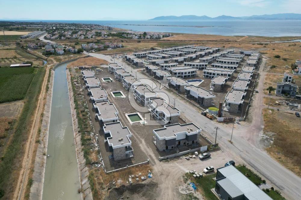 Ayvalık Altınovada Havuzlu Site İçersinde 2+1 Satılık Villa