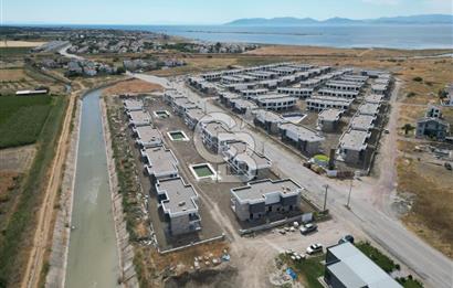 Ayvalık Altınovada Havuzlu Site İçersinde 2+1 Satılık Villa