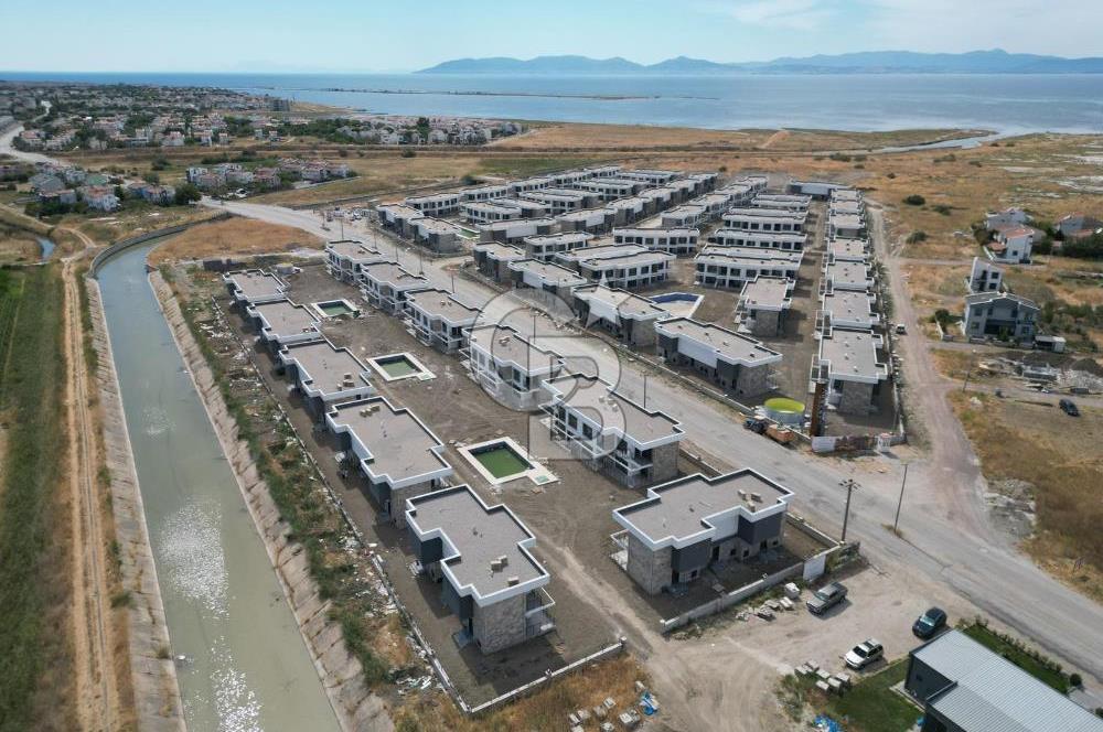 Ayvalık Altınovada Havuzlu Site İçersinde 2+1 Satılık Villa
