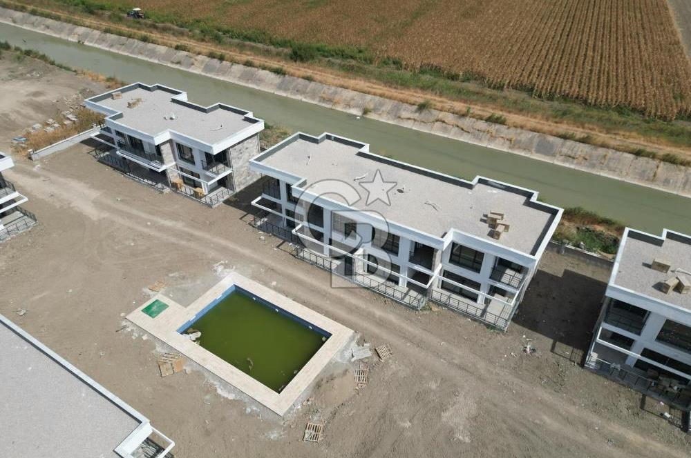 Ayvalık Altınovada Havuzlu Site İçersinde 2+1 Satılık Villa