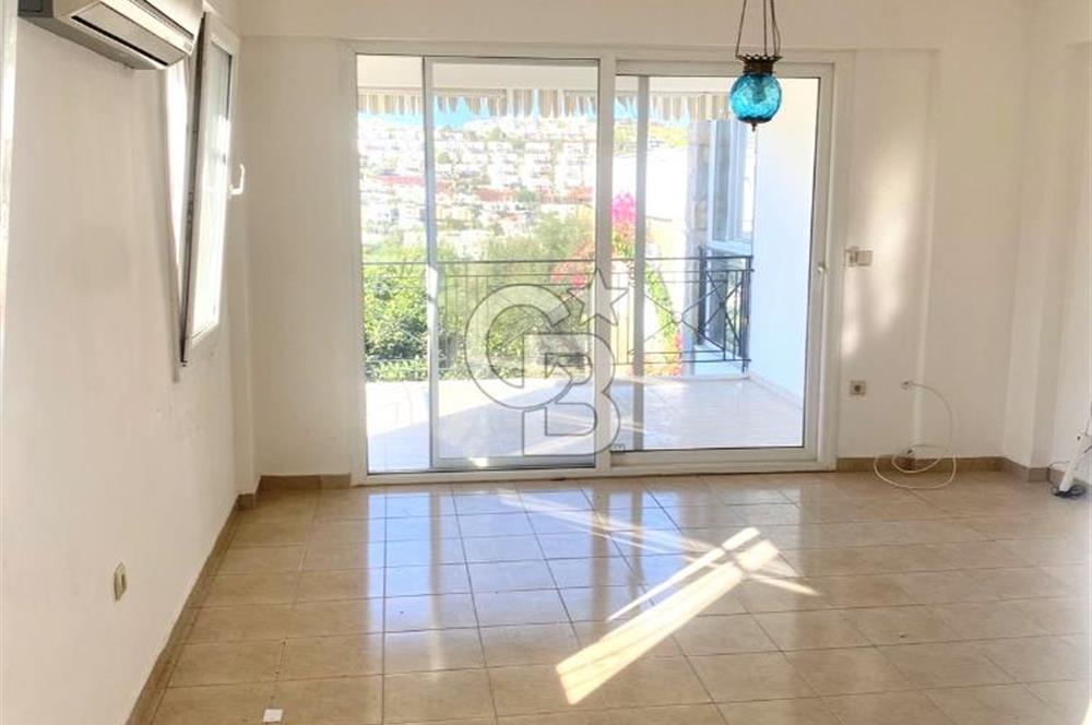 BODRUM GÜNDOĞAN’DA ÖNÜ KAPANMAZ SİTE İÇİ GENÇ BİNADA SATILIK 2+1  