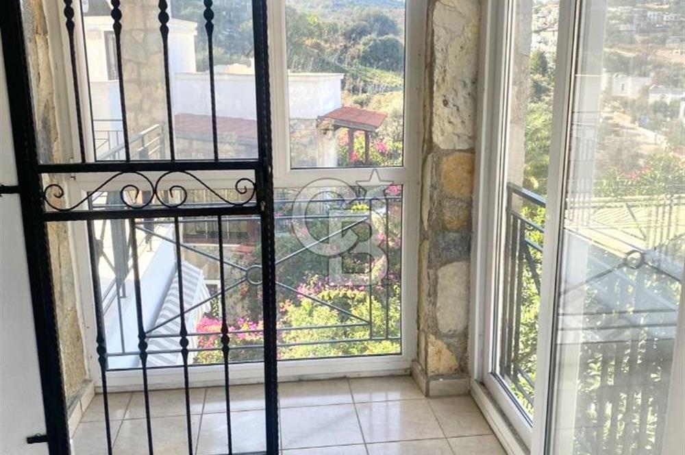 BODRUM GÜNDOĞAN’DA ÖNÜ KAPANMAZ SİTE İÇİ GENÇ BİNADA SATILIK 2+1  