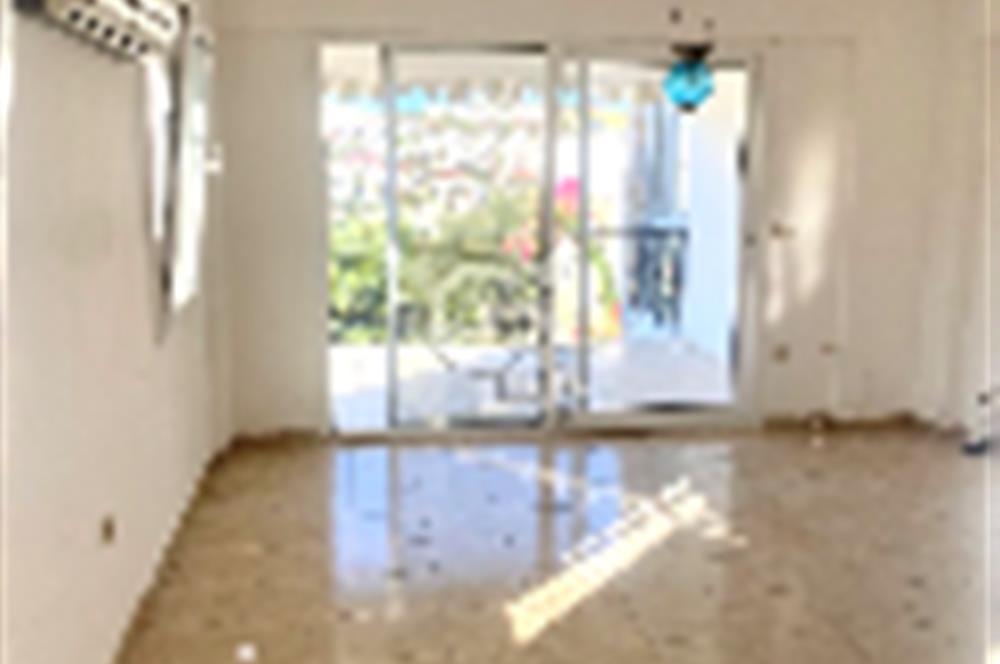 BODRUM GÜNDOĞAN’DA ÖNÜ KAPANMAZ SİTE İÇİ GENÇ BİNADA SATILIK 2+1  