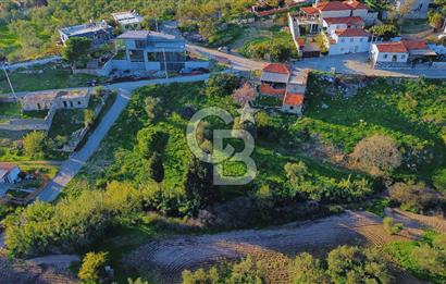 Foça Yeniköy'de Köy Merkezine Yakın Satılık Tarla