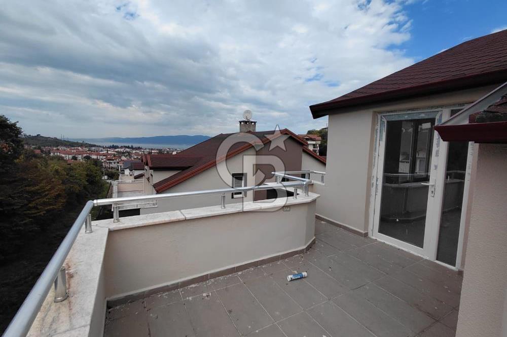 GÖLCÜK'DE SİTE İÇİNDE SATILIK 3+1 DENİZ MANZARALI ÇATI DUBLEX