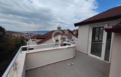 GÖLCÜK'DE SİTE İÇİNDE SATILIK 3+1 DENİZ MANZARALI ÇATI DUBLEX