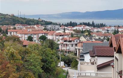 GÖLCÜK'DE SİTE İÇİNDE SATILIK 3+1 DENİZ MANZARALI ÇATI DUBLEX