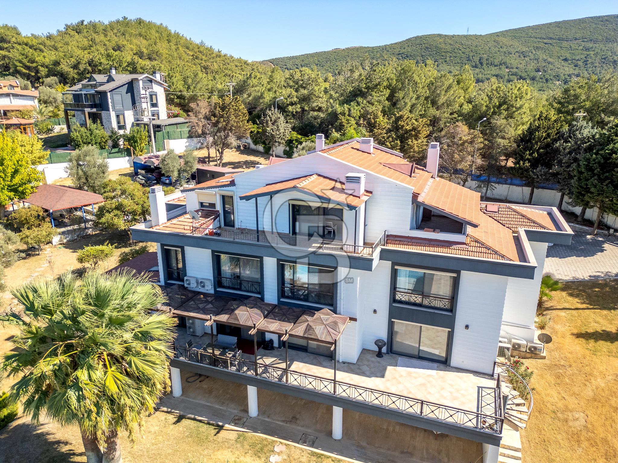 Urla Kalabak'ta Müstakil Havuzlu Satılık Malikane 