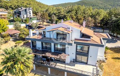 Urla Kalabak'ta Müstakil Havuzlu Satılık Malikane 