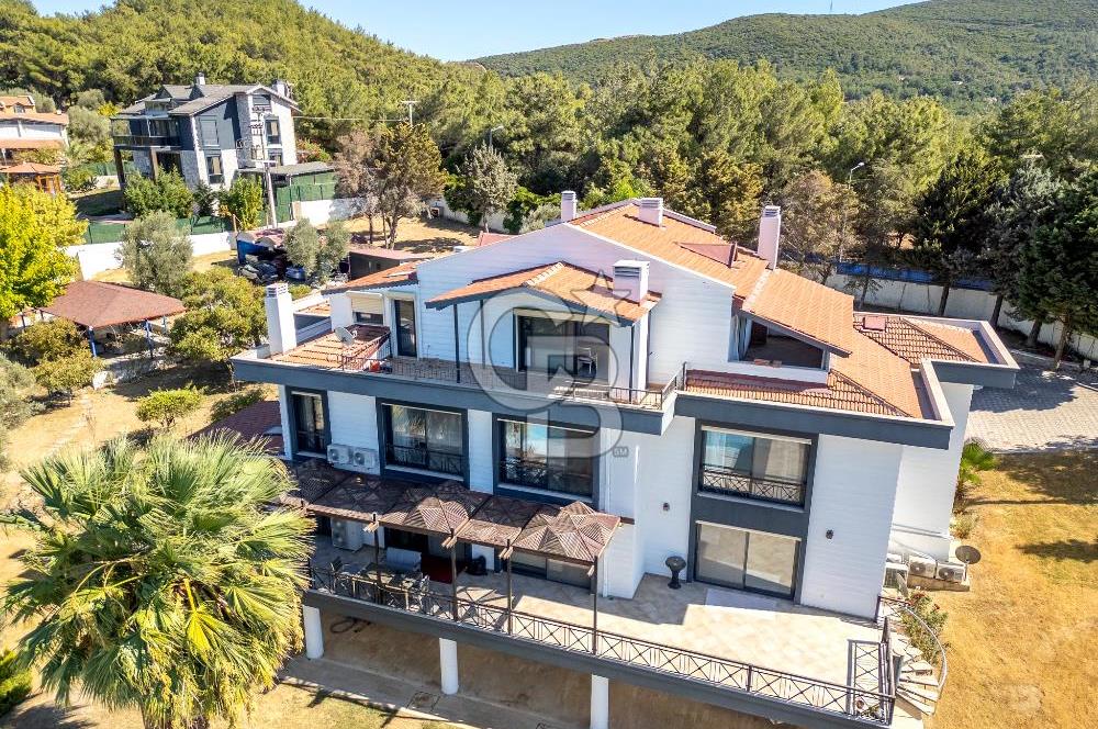 Urla Kalabak'ta Müstakil Havuzlu Satılık Malikane 