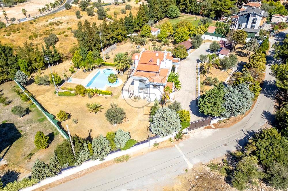 Urla Kalabak'ta Müstakil Havuzlu Satılık Malikane 