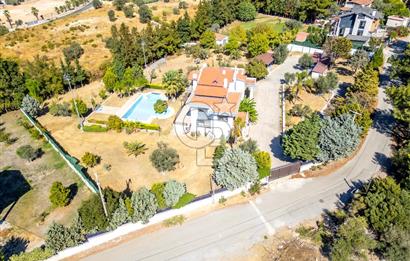 Urla Kalabak'ta Müstakil Havuzlu Satılık Malikane 